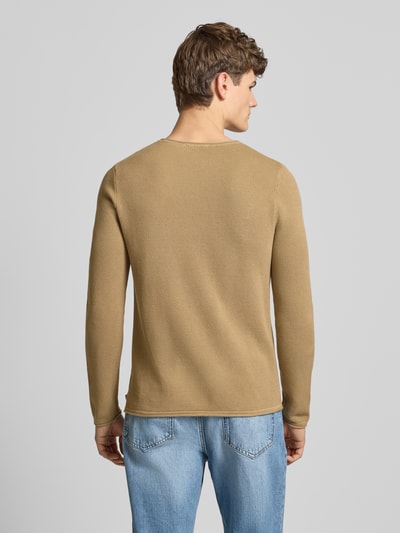 Männermodel trägt Basic Strickpullover mit Rundhalsausschnitt und Rollkanten von Review, Herren, Reine Baumwolle, Regular-Fit, Ganzkörperansicht Rückansicht