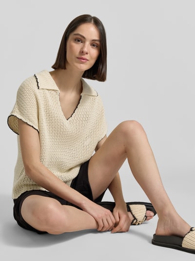 Frauenmodel trägt Regular Fit Pullunder mit Polokragen von s.Oliver RED LABEL, Optik: Unifarben, Passform: Regular-Fit, Label-Applikation, überschnittene Schultern, V-Ausschnitt, Materialverarbeitung: Strick, Material: Baumwolle-Mix, beige mit schwarzem Akzent, strukturierte Oberfläche, Ganzkörperansicht von vorne.