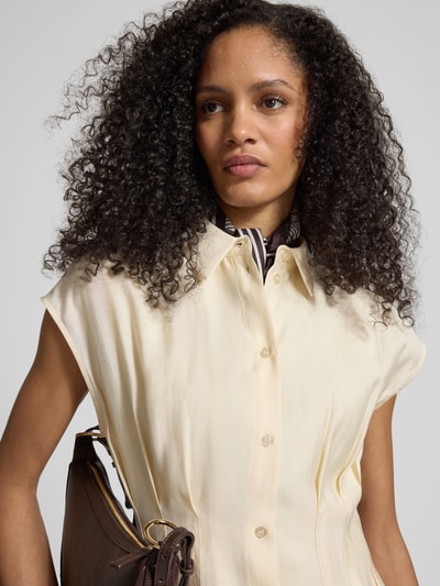 Vrouwenmodel draagt Taillierte Bluse aus Modal-Mix van Jake*s Collection in lichtgeel, taillering, hemdkraag, knoopsluiting, detailopname bovenlichaam, ruglengte maat 38: 55 cm.