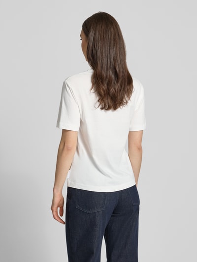 Frauenmodel trägt Regular Fit T-Shirt aus reiner Baumwolle von Marc O'Polo Denim, unifarben, kurzarm, Rückansicht, Ganzkörperansicht.