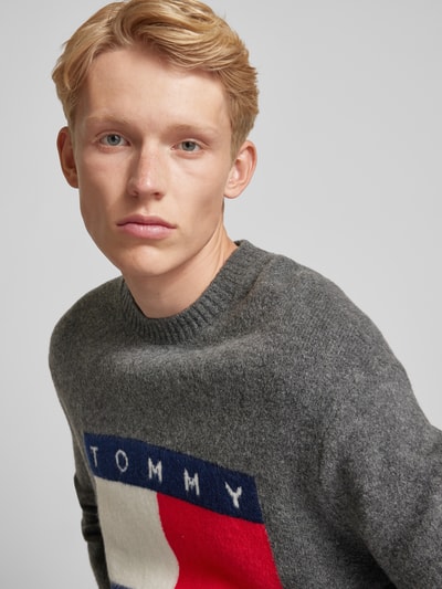 Tommy Jeans Regular fit gebreide pullover met labelstitching Grafiet - 3