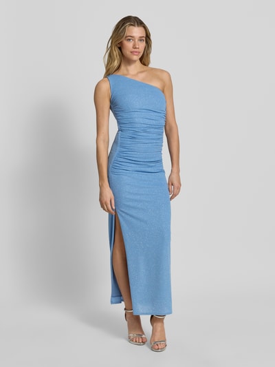 Frauenmodel trägt Midikleid mit Seitenschlitz von TROYDEN COLLECTION in Hellblau mit Drapierungen, One-Shoulder-Look, Figurbetont, Ganzkörperansicht von vorne.