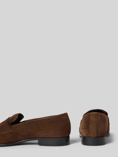 Produktfoto, Loafers aus Leder mit Zierriegel Modell 'Zaha' von ALOHAS in Braun, leicht abgerundete Form, strukturierte Sohle, Absatz 2 cm, Schafthöhe 7 cm, Schaftweite 13 cm, Vorder- und Rückansicht auf hellem Hintergrund.