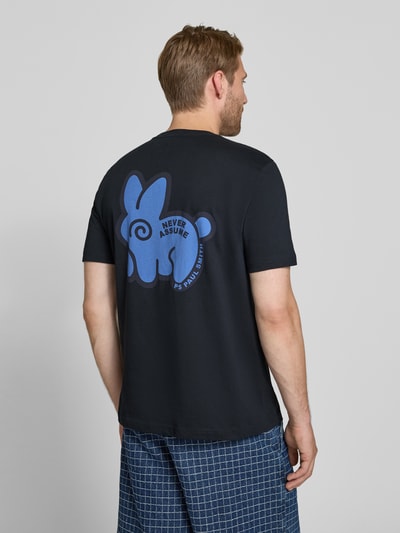 Männermodel trägt Regular Fit T-Shirt aus reiner Baumwolle von Paul Smith, schwarzer Stoff mit blauem Statement-Print, Ganzkörperansicht Rückansicht. Rückenlänge bei Größe M: 64 cm, Rundhalsausschnitt.