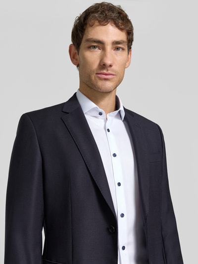 Männermodel trägt Body Fit Businesshemd aus Baumwoll-Mix von OLYMP, glatte Struktur, weiße Farbe, Kontrastknöpfe, Nahaufnahme Oberkörper, Herren Businesshemd von OLYMP Level 5.