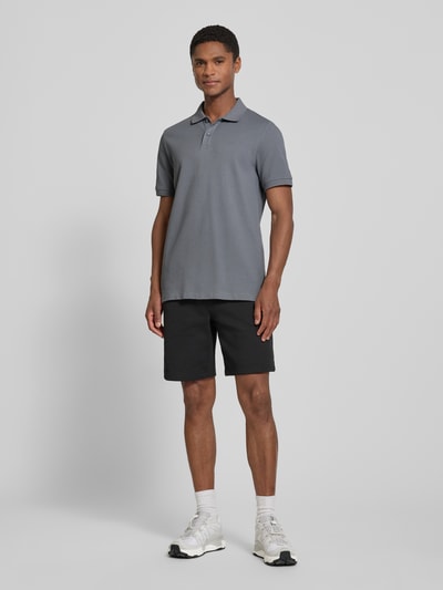 Mężczyzna model nosi koszulkę polo 'Regular Fit Poloshirt aus reiner Baumwolle' od s.Oliver RED LABEL w szarości, gładka faktura, całkowity widok z przodu.