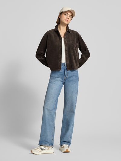 Kobiece model prezentuje Relaxed Fit Hemdbluse aus reiner Baumwolle od Marc O'Polo Denim, brązowa koszula sztruksowa, przód, zdjęcie całopostaciowe.