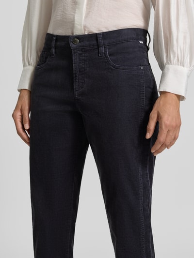 Kobiece model prezentuje spodnie sztruksowe Tapered Fit Cordhose aus Baumwoll-Mix model 'MILEY' od Brax, ciemny granat, miękka faktura, zbliżenie na górę nóg, damskie spodnie sztruksowe Brax