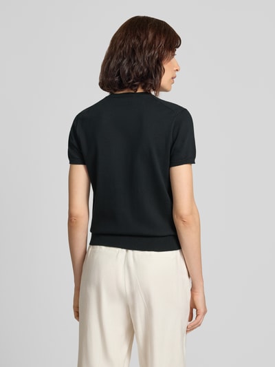 Modelka kobieca nosi Slim Fit Strickshirt aus Baumwoll-Mix od Polo Ralph Lauren, jednokolorowy, krótki rękaw, drobny splot, wyhaftowane logo, okrągły dekolt, mieszanka bawełny, prążkowane wykończenia, zdjęcie całej sylwetki z tyłu