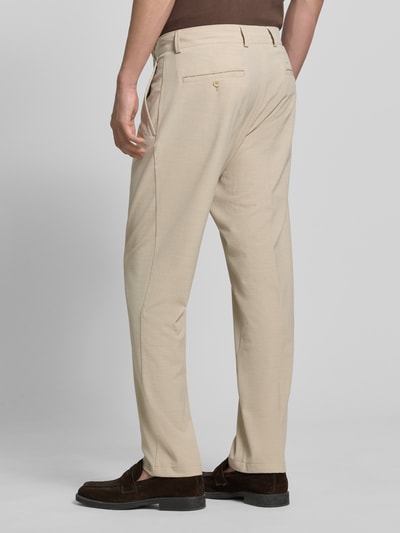 Männermodel trägt Hose mit Gesäßtaschen von CG - Club of Gents, beige, Material-Mix mit Baumwoll-Anteil, Slim-Fit, Modell 'Orlando', Ganzkörperansicht Rückansicht.