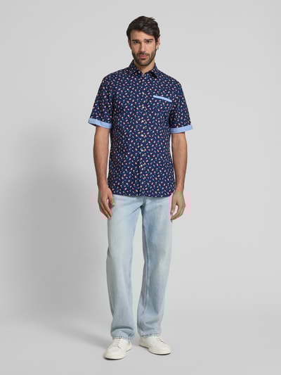 Christian Berg Men Regular Fit Freizeithemd mit Kentkragen Marine 1