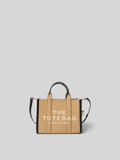 Produktfoto, Tote Bag aus echtem Rindsleder von Marc Jacobs in Beige mit Logo-Detail, Strukturmuster, Hauptfach mit Reißverschluss, abnehmbare Trageriemen, Schulterhenkel, Maße 34 cm Breite, 26 cm Länge, 15 cm Tiefe.