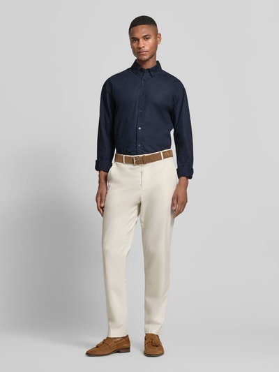 Männermodel trägt Regular Fit Freizeithemd mit Kentkragen Modell 'Christaldo' von Matinique, Reine Baumwolle, Ganzkörperansicht von vorne.