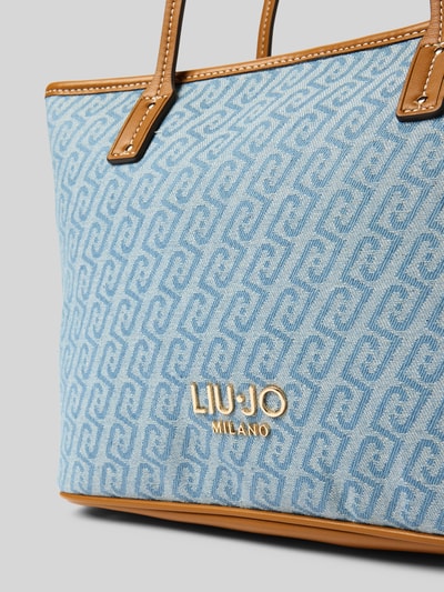 Produktfoto, Torebka z mieszanki bawełny Liu Jo White model 'S TOTE EVRIM' z aplikacją z metką, główna przegroda na zamek błyskawiczny, szerokość 34 cm, długość 24 cm, głębokość 15 cm, pasek na ramię 57 cm, jasnoniebieska faktura z geometrycznym wzorem i beżowymi elementami