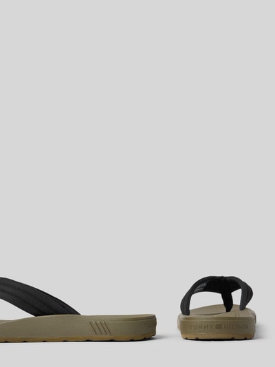 Produktfoto, Flip Flops mit Label-Applikation von Tommy Hilfiger, Optik: Unifarben, Schuhspitze: Abgerundet, Absatzform: flach, Verschluss: Schlupf/offen, Sohle: profiliert, Farben schwarz und olivgrün, eckige Form, strukturierte Sohle