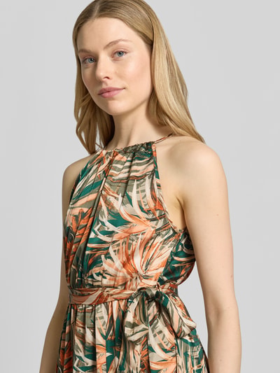 Frauenmodel trägt Maxikleid mit floralem Allover-Print von Apricot in Orange-Grün-Tönen, taillierte Passform, ärmellos, Nahaufnahme Oberkörper.