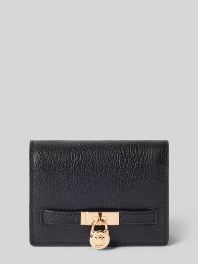 Produktfoto, Portemonnaie aus echtem Leder Modell 'HAMILTON' von MICHAEL Michael Kors in Schwarz mit Strukturmuster und metallic Logo-Anhänger.
