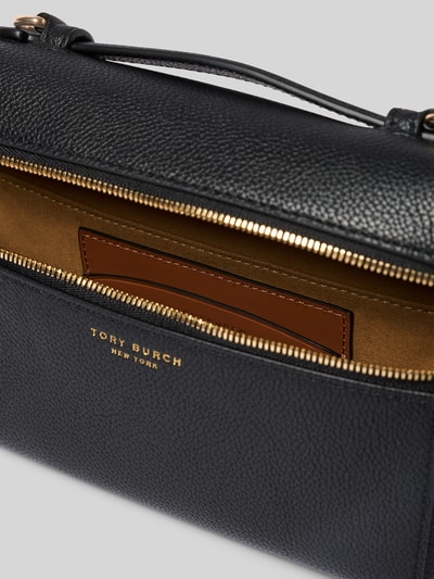 Produktfoto, Kosmetik-Tasche mit Logo-Detail von Tory Burch in Schwarz mit Strukturleder, Hauptfach mit Zweiwege-Reißverschluss, Logo-Print, Innenfach, abnehmbarer Schulterriemen, Logo-Prägung, Maße 19 cm Breite, 13 cm Länge, 6 cm Tiefe