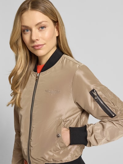 Original Bombers Bomberjacke mit Label-Patch und Reißverschlusstasche am Ärmel Taupe 3