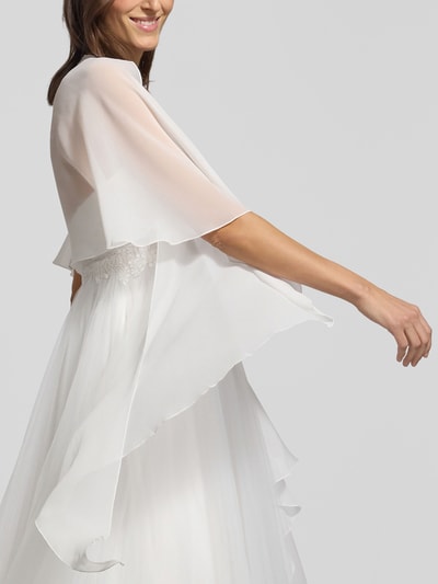 Frauenmodel trägt Stola aus Chiffon mit Knopfverschluss von Vera Mont, fließender Stoff, transparentes Weiß, Ganzkörperansicht von vorne.