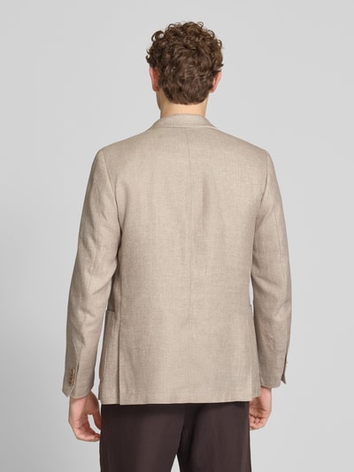 Męski model nosi Regular Fit Anzugsakko aus Leinen-Mix von s.Oliver BLACK LABEL, melanż, krój regular fit, długi rękaw, kołnierz z połami, zapięcie na 2 guziki, nachodzące na siebie guziki, mieszanka lnu, melanżowa faktura, nakładane kieszenie, rozcięcie z tyłu, widok całej sylwetki od tyłu