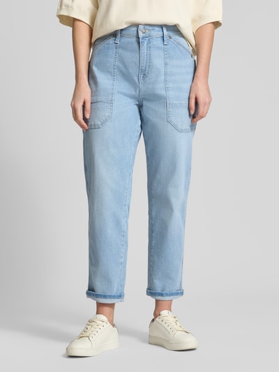 Kobiece modelka nosi Jeans mit 5-Pocket-Design od MAC, bawełna z elastanem, prosty krój, jasnoniebieski, szerokość w rozmiarze 36: 41 cm, długość nogawki w rozmiarze 36: 66 cm, widok całej sylwetki z przodu.