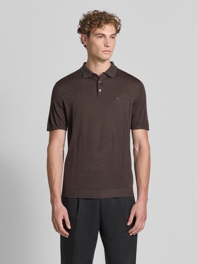 Męski model nosi Regular Fit Poloshirt aus reiner Baumwolle in Strick-Optik von Fynch-Hatton, kolor brązowy, krój regular fit, imitacja dzianiny, kołnierzyk polo, z krótkim rękawem, Długość tyłu w rozmiarze M: 67 cm, Ganzkörperansicht von vorne.
