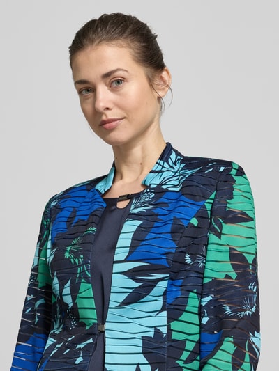 Modelka nosi Slim Fit Blazer im Allover-Look od Vera Mont, miks materiałów z elastycznością, wzór roślinny, stójka, zbliżenie na górę ciała.