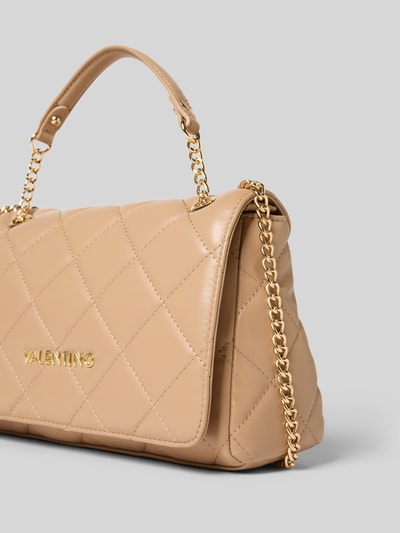 Produktfoto, beige Handtasche mit Label-Detail Modell 'OCARINA' von VALENTINO BAGS, gesteppt, goldfarbene Kette, Hauptfach mit Umschlag und Innenfach mit Reißverschluss, Maße ca. 26x16x10 cm, Länge Schulterriemen 119 cm