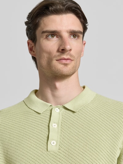 Männermodel trägt Regular Fit Poloshirt mit Label-Detail Modell 'ISAKSSON' von Casual Friday aus Reine Baumwolle, Nahaufnahme Oberkörper.