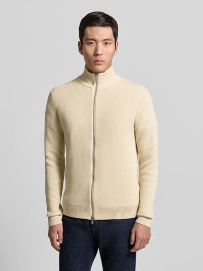 Männermodel trägt Regular Fit Strickjacke aus reiner Baumwolle Modell 'DAME' von SELECTED HOMME in Beige, unifarben, Ganzkörperansicht von vorne.