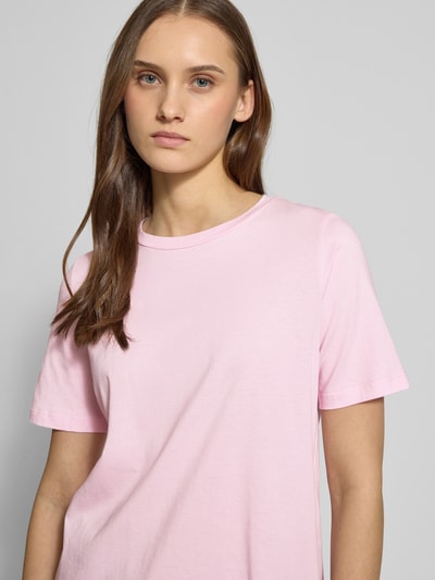 Frauenmodel trägt Regular Fit T-Shirt aus reiner Baumwolle Modell 'ONLY' von ONLY in Optik: Unifarben, Jersey, Rundhals, Kurzarm, Nahaufnahme Oberkörper.