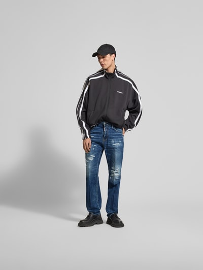 Männermodel trägt Slim Fit Jeans aus reiner Baumwolle von Dsquared2 im Destroyed-Look, mittleres Blau, 5-Pocket-Design, Ganzkörperansicht von vorne.