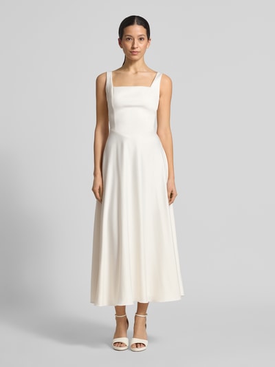 Modelka kobieca nosi Midikleid in A-Linie od Jake*s Cocktail, kremowy kolor, bez rękawów, rozkloszowany dół, fason dopasowany w talii, suwak, marszczona faktura, długość tyłu w rozmiarze 36: 102 cm, szerokość w rozmiarze 36: 40 cm, widok całej sylwetki z przodu.
