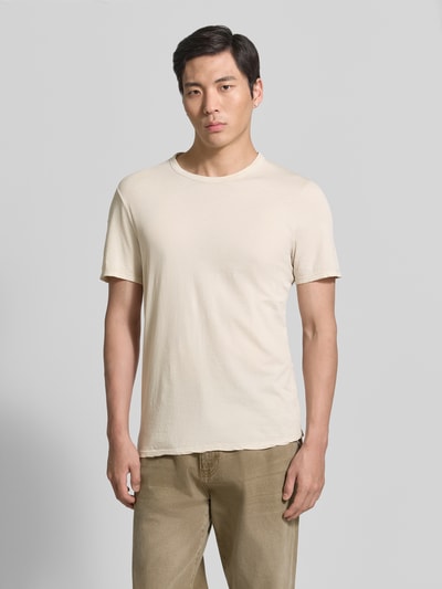 Männermodel trägt Regular Fit T-Shirt mit Rundhalsausschnitt Modell 'Devon' von American Vintage, beige, reine Baumwolle, Ganzkörperansicht von vorne.