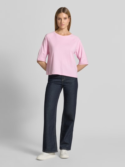 Frauenmodel trägt Regular Fit Sweatshirt mit Rundhalsausschnitt Modell 'Comte' von FREE/QUENT in Rosa, reine Baumwolle, Halbarm, elastische Ärmelabschlüsse, Ganzkörperansicht von vorne.