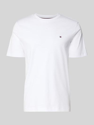 Produktfoto, weißes Regular Fit T-Shirt aus reiner Baumwolle von Tommy Hilfiger, unifarben, Logo-Detail, Rundhals, glatte Interlock-Textur