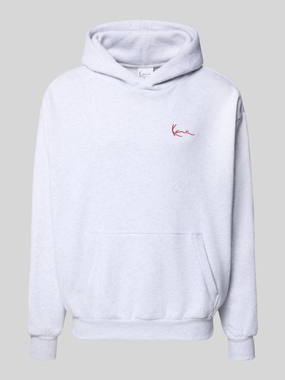 Produktfoto, Oversized Fit Hoodie mit Logo-Stitching von KARL KANI aus Baumwoll-Mix in Hellgrau mit Kapuze, Känguru-Tasche, elastische Abschlüsse, Rückenlänge bei Größe M 60 cm und Ärmellänge 59 cm.