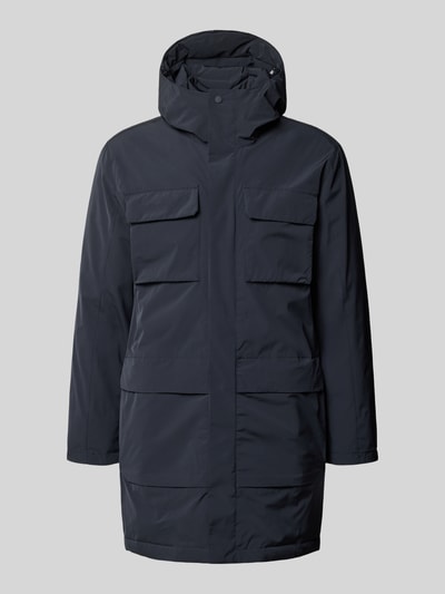 Produktfoto, dunkelblauer Parka mit Kapuze, verdecktem Reißverschluss und Pattentaschen, Parka mit Kapuze Modell 'KLINT' von Casual Friday, Regular Fit, gleichmäßige Oberfläche