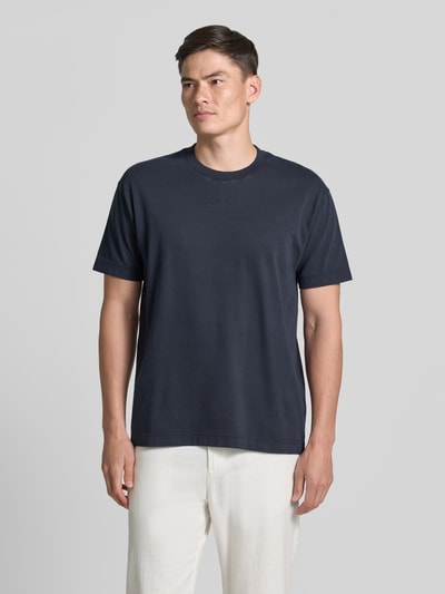 Männermodel trägt Relaxed Fit T-Shirt aus reiner Baumwolle von Marc O'Polo in Optik: Unifarben, Jersey, Rundhals, Kurzarm, Ganzkörperansicht von vorne.