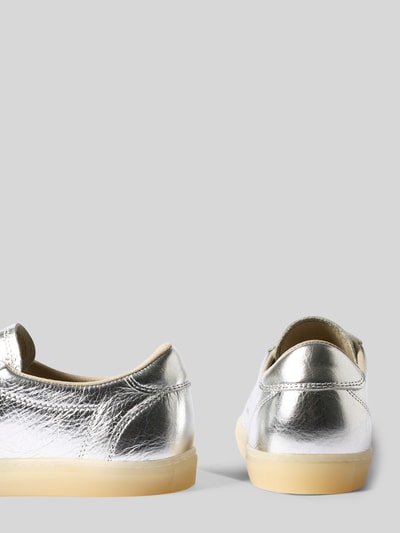 Produktfoto, Sneaker aus echtem Leder mit Logo-Prägung von Copenhagen, silberfarben, abgerundet, glatte Sohle, Absatzhöhe 2 cm, Schafthöhe 7 cm, Schaftweite 8 cm