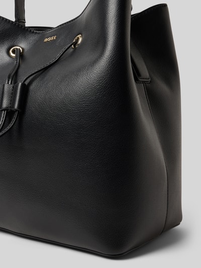 Produktfoto, Henkeltasche mit Label-Applikation Modell 'SANDY BUCKET' von BOSS, Optik: Unifarben, rechteckig, Kunstleder, Reißverschluss, Tunnelzug, Hauptfach, Innenfach, Standfüße, Tragehenkel, strukturierte Oberfläche
