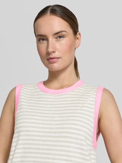 Vrouwenmodel draagt Relaxed Fit Top uit viscose-mix model 'Zanti' van FREE/QUENT, gestreept, mouwloos, stricklook, elastische randen, close-up bovenlichaam.