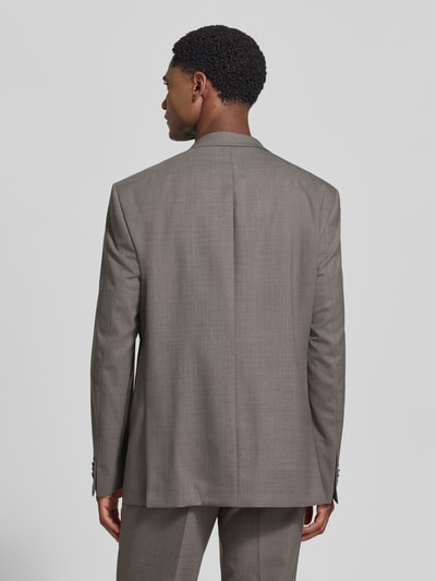 Männermodel trägt Slim Fit Anzug aus Schurwoll-Mix von HECHTER PARIS in Grau, glatte Struktur, Ganzkörperansicht Rückansicht. Elastischer Stoff, Reverskragen, Pattentaschen, Bügelfaltenhose, Knopf- und Reißverschluss, Maße gemäß Größe 50.