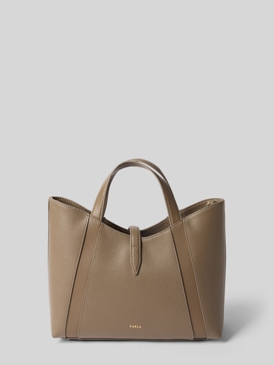 Produktfoto, Handtasche aus echtem Leder mit Logo-Detail Modell 'Goccia' von FURLA in Taupe mit strukturierter Oberfläche, Magnetverschluss, kurzem und verstellbarem Schulterriemen, Rechteckform, Maße 31x22x11 cm, elegantes Design