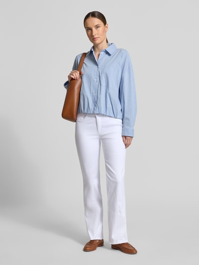 Frauenmodel trägt Wide Leg Jeans im 5-Pocket-Design Modell 'Laura' von MAC, Baumwoll-Mix mit Stretch-Anteil, ausgestellter Schnitt, Knopf- und Reißverschluss, Bundweite bei Größe 36/32 41 cm, Innenbeinlänge 80 cm, Ganzkörperansicht von vorne.