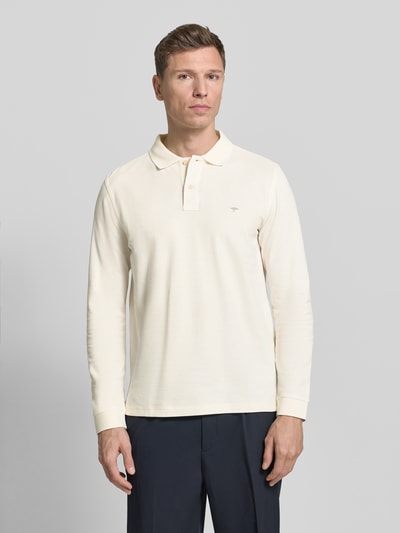 Männermodel trägt Poloshirt mit Label-Stitching von Fynch-Hatton in Creme, Reine Baumwolle, Regular-Fit, Polokragen, Knopfleiste, gerippte Ärmelabschlüsse; Ganzkörperansicht von vorne.
