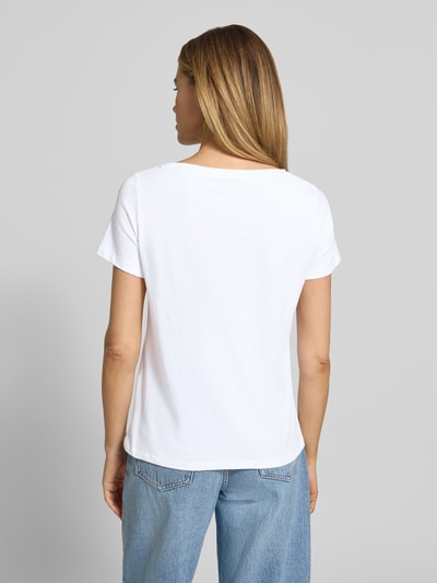 Frauenmodel trägt Regular Fit T-Shirt mit Motiv-Print von More & More, weiß, elastischer Baumwoll-Mix, Pailetten, Rückenansicht Ganzkörperansicht.