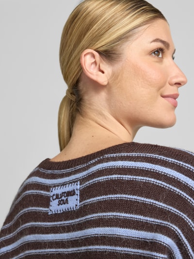Vrouwenmodel draagt Relaxed Fit T-shirt uit wolmix van Smith and Soul, bruin met blauwe strepen, ribboorden, halflange mouwen, detailopname rug, dames t-shirt, wolmix, relaxed fit, ronde hals, ruglengte maat S 49 cm, mouwlengte maat S 21 cm.