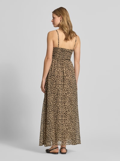 Frauenmodel trägt Ausgestelltes Freizeitkleid mit Allover-Muster Modell 'ELENA VIKKI' von Only in Animal-Muster, Chiffon, Midi-Länge, Ganzkörperansicht Rückansicht.